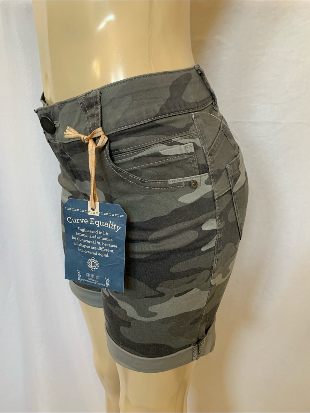DEMOCRACY Women’s Camo Roll-Cuff Shorts Size 4 Green Camouflage NWT - Picture 4 of 7